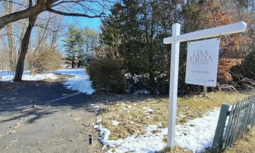 A drive-thru cannabis shop is coming to East Hartford, just over the Glastonbury line